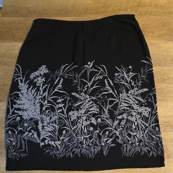 Old Navy Dresses & Skirts - Old Navy- Black & Gray Floral A-Line Skirt. Size 16